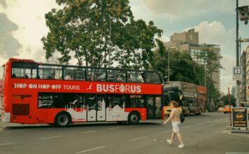 Czerwona piętrowa londyńska autobusowa na przejściu dla pieszych
