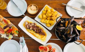 Śródziemnomorskie owoce morza w hiszpańskiej restauracji