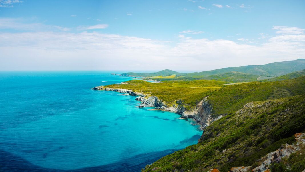 Asturiańskie wybrzeże jak z pocztówki: klify, zielone łąki i ukryte plaże Asturiańskie wybrzeże jak z pocztówki: klify, zielone łąki i ukryte plaże