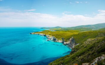 Asturiańskie wybrzeże jak z pocztówki: klify, zielone łąki i ukryte plaże