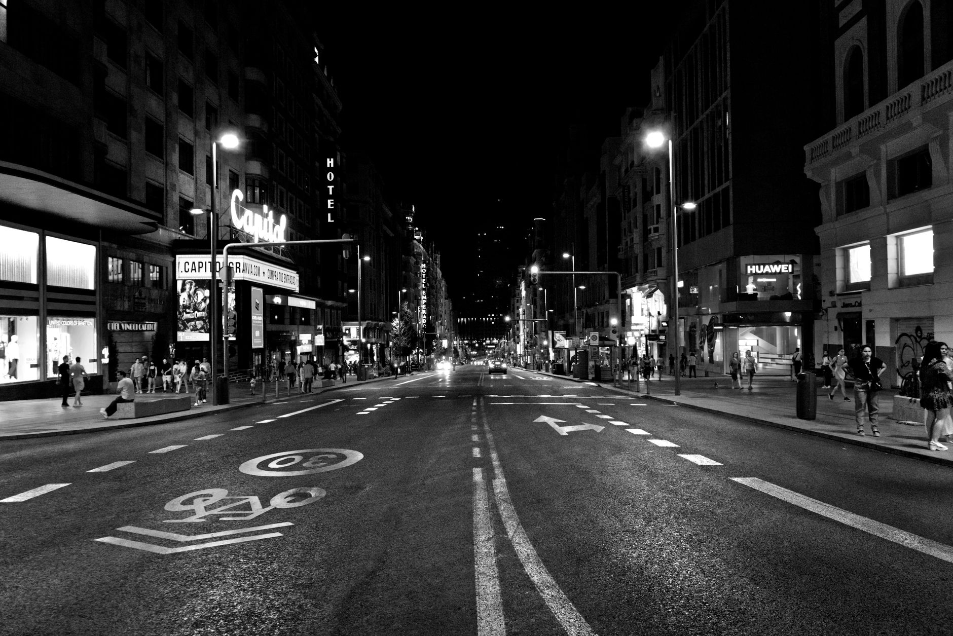 Nocna Gran Vía w Madrycie, tłum ludzi i neonowe reklamy