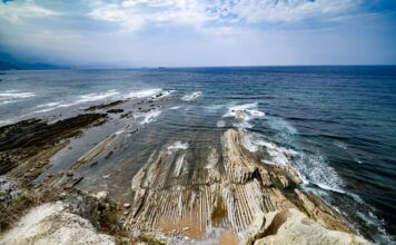 Geopark Costa Vasca i słynny Flysch: jak zgrać zwiedzanie klifów z pływami morza? Formacje flyszowe na wybrzeżu Sopelana nad błękitnym morzem
