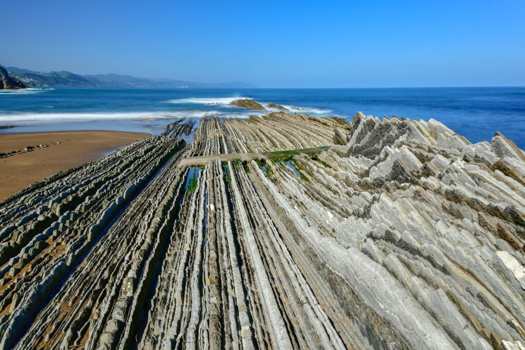 Widok z lotu ptaka na formacje fliszowe w Zumaia przy wybrzeżu Hiszpanii